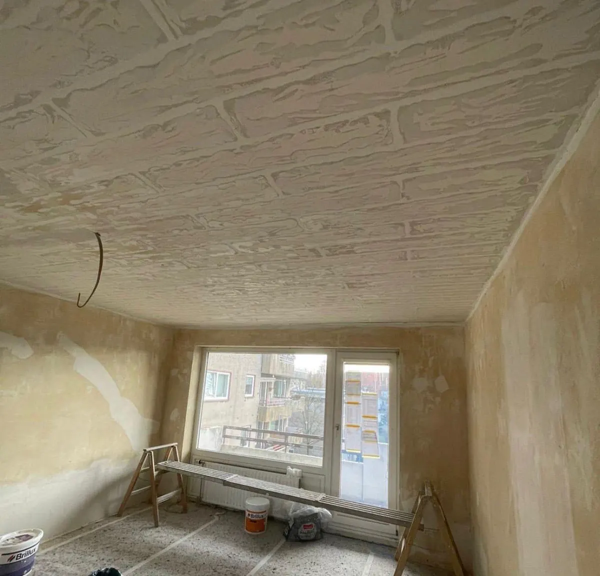 Wohnraum mit Decke vorher