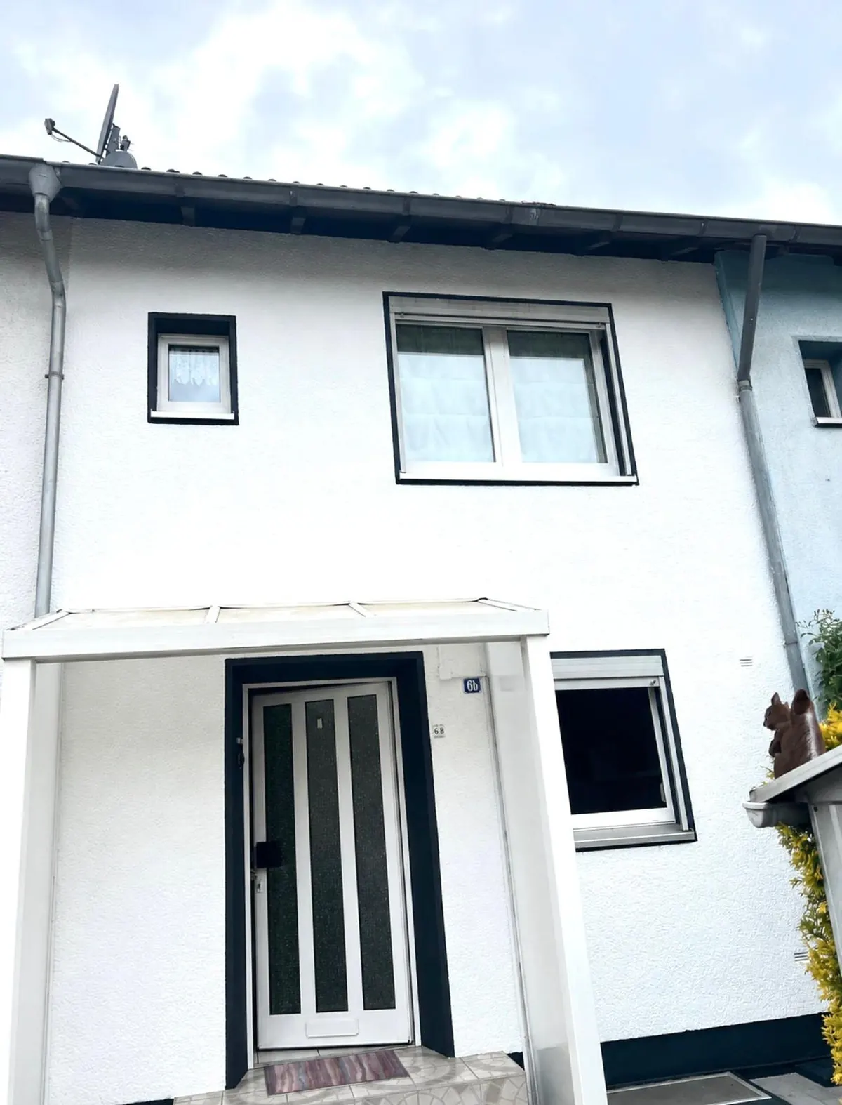 Reihenhaus mit dunklen Faschen nachher