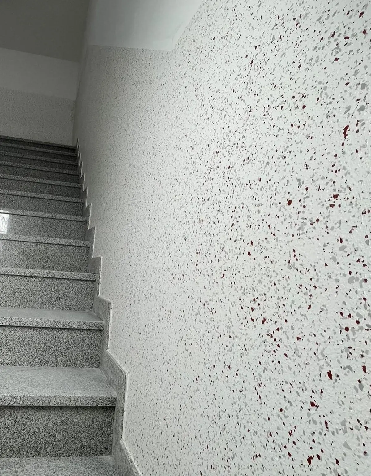 Treppenhaus: Wand mit mehrfarbiger Beschichtung.