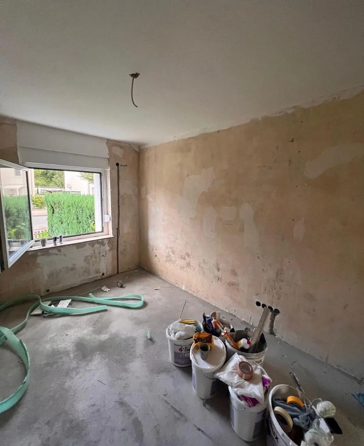 Zimmer, Wände in Grau vorher